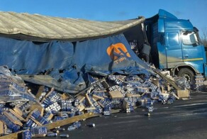 Грузовик с пивом опрокинулся в Санкт-Петербурге