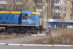 Женщина с коляской едва не попала под поезд