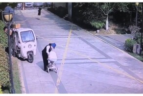 Невнимательный курьер сбил женщину с ребёнком