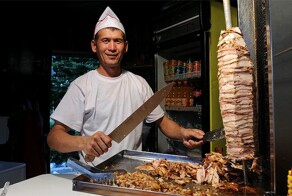 «Проблема отравлений системная»: столичный ресторатор предложил запретить готовить шаурму на вертеле