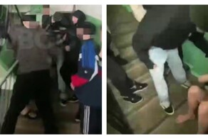 Компания парней избила юношу в подъезде многоквартирного дома