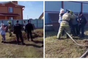 Женщина чуть не подралась с пожарным, защищая горевшую траву на своём участке