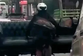 Велосипедист тащил большой диван по оживленной автостраде