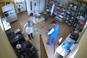 Сотрудник газовой компании попал в больницу после неудачных попыток потушить огонь в школьной столовой