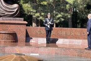 "Я смотрю, на английском там надпись, русского не вижу": Сергей Лавров посетил в Самарканде мемориал "Скорбящая мать" - и удивился