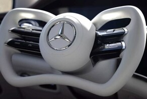 Новые автомобили Mercedes-Benz получат штурвал вместо круглого руля