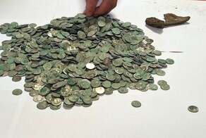 Мужчина во время прогулки нашел почти 1500 древних монет