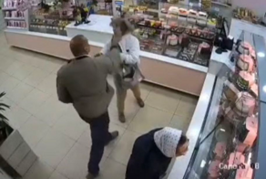 На Алтае мужчина ударил женщину из-за кашля