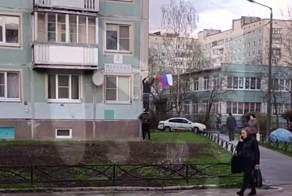 Бегали и размахивали им: в Питере два пьяных сверхразума сняли с дома российский триколор