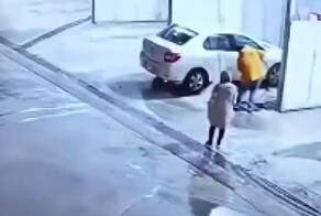 Оползень обрушился на автомойку в Турции
