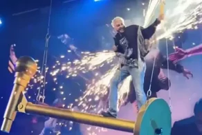 "Ай, обжегся!": Киркоров пострадал на первом сольном концерте после отмены из-за «голой вечеринки»