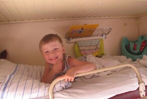 Удобное место и чужой комфорт: пользователи порассуждали на тему того, стоит ли уступать чужому ребёнку нижнюю полку в поезде