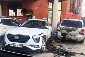 Пытался удрать от полиции и разбил четыре машины