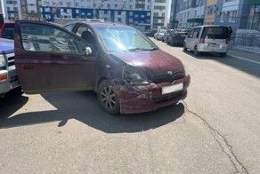 Пьяная женщина с маленьким ребёнком разбила четыре автомобиля, выезжая со двора