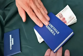 В Санкт-Петербурге около 30 студентов-медиков доставили в Следственный комитет из-за взяток преподавателям