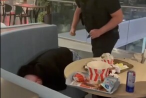 В московском ТЦ охранник вырубил пьяного дебошира