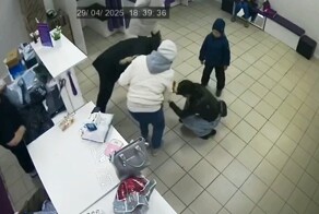 Один из клиентов пункта выдачи спас мальчика, подавившегося конфетой