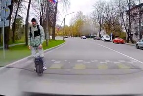 Парень упал с моноколеса на дороге