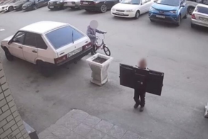 В Барнауле подростки скинули телевизор из окна и чуть не пришибли человека