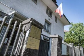 В Швейцарии оштрафовали юриста, плюнувшего на табличку посольства РФ в Швейцарии
