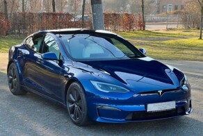 Продажи Tesla продолжают рекордно падать