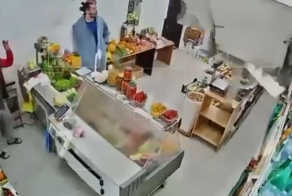 Обрушение потолка в продуктовом магазине попало на видео