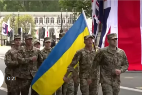 Украинские военные прошли по навозу на парад в Лондоне