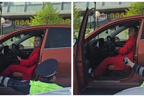 Женщина приковала себя к машине, которую увозил эвакуатор