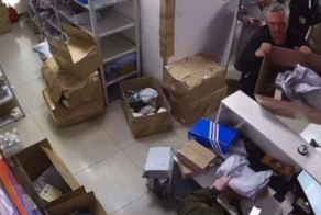 Мужчина чуть не высыпал мусор на сотрудницу ПВЗ
