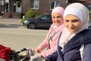 "Что, муж не дарит?": в Москве мигрантки украли цветы со стихийного мемориала погибшему в ДТП человеку