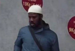 Француз пришёл в мечеть в одном из французских городов, попросил имама показать ему как нужно молиться