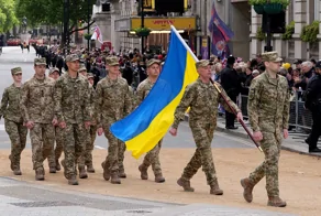 Без оружия и даже без ремней, словно арестованные на гауптвахте