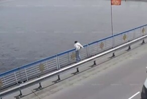 В Туве сотрудник МЧС спас девушку, пытавшуюся прыгнуть с моста