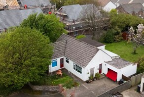 Пенсионеры вернулись из отпуска и обнаружили свой дом в центре застройки