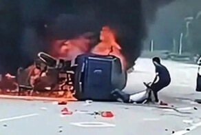 Чиновник в Китае голыми руками спас водителя из горящей машины
