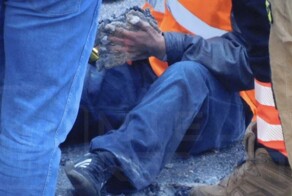 В&nbsp;Польше активисты приклеили себя к&nbsp;проезжей части и пожаловались на&nbsp;спасателей