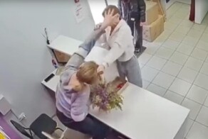 В Омске клиентка устроила драку в ПВЗ после просьбы не парить в помещении