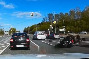 Прилёт в стоящие автомобили