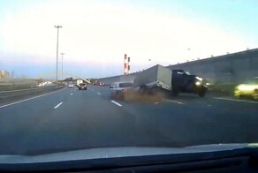 "Незаметное препятствие" в виде стоящих автомобилей на КАДе