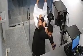 В Саудовской Аравии друзья устроили настоящую борьбу в ресторане за право оплатить счет