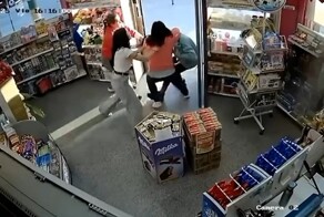 Женщины избили вора в магазине