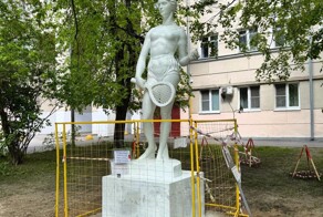 После 30 лет в земле. История закопанной статуи теннисистки и её недавней реставрации