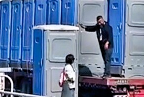 Женщина совершила незапланированное путешествие в туалетной кабинке