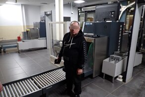 Мужчина украл рюкзак с двумя миллионами на ленте досмотра