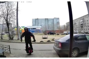 Начинающий моноколесник пытается остановиться