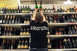 В Общественной палате предложили скрывать алкоголь в магазинах по примеру сигарет