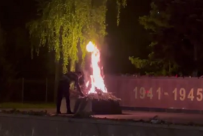 В Воронеже приезжий сжёг цветы на Вечном огне и поплатился