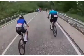 Курьезный эпизод во время велогонки