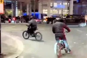 Вырвали прямо из рук: воры на байках нагло обокрали мужчину при десятках свидетелей