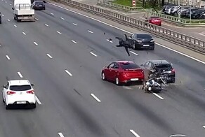 Мотоцикл врезался в стоящий автомобиль на МКАДе